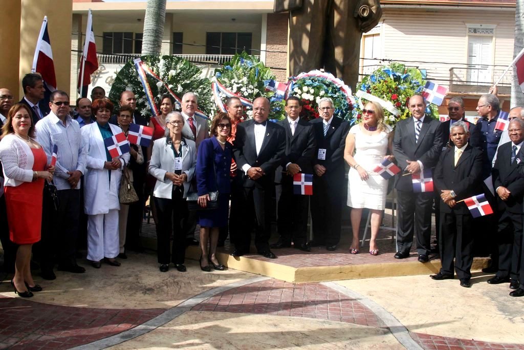 Momento de la ofrenda floral en el busto de Duarte en el Parque del mismo nombre en Moca